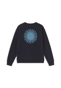 Sudadera navy con un diseño de rayos de sol azul en la espalda, con puños y dobladillo acanalados. Hecha de un material suave y texturizado.