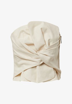 Cremfarbener strapless Top aus glattem Stoff mit verdrehten Details an der Vorderseite und einem Reißverschluss an der Seite.