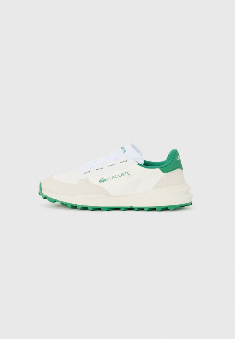 Witte sneaker met groene accenten en een textuur rubberen zool. Beschikt over suède details, vetersluiting en Lacoste branding aan de zijkant.