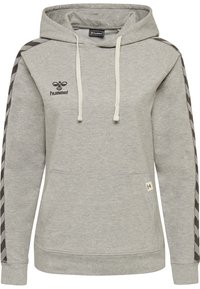 Sudadera gris con bolsillo canguro, cordones y acentos de rayas en chevrón en las mangas. Presenta el logo de Hummel en el pecho.