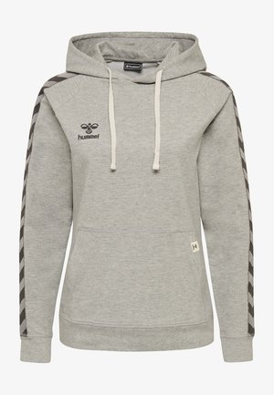 Szara bluza z kapturem z kieszenią kangurzą, sznurkami i czarnymi akcentami w kształcie chevron na rękawach. Posiada logo Hummel na klatce piersiowej.
