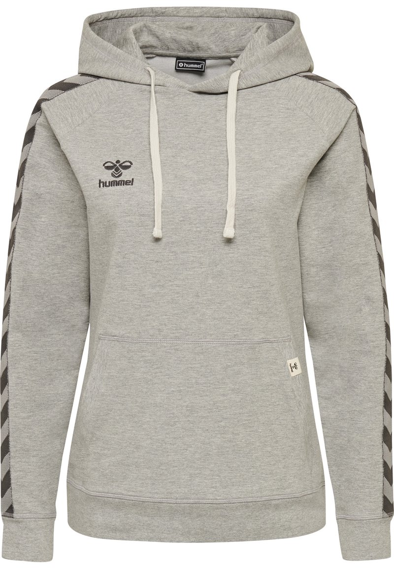 Sudadera gris con bolsillo canguro, cordones y acentos de rayas en chevrón en las mangas. Presenta el logo de Hummel en el pecho.