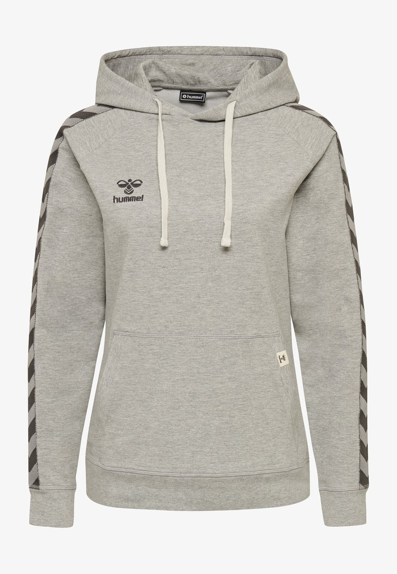 Sudadera gris con bolsillo canguro, cordones y acentos de rayas en chevrón en las mangas. Presenta el logo de Hummel en el pecho.