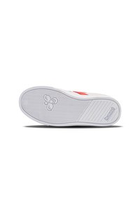 Białe sneakersy z teksturowaną gumową podeszwą o wzorze jodełki, czerwonymi akcentami oraz logo marki na boku. Płaski i zaokrąglony kształt noska.