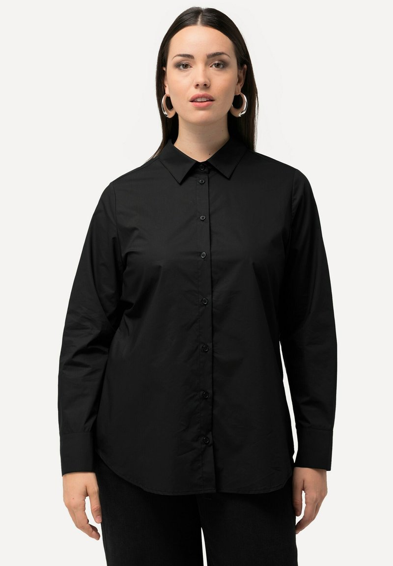 Camicia nera con colletto classico, maniche lunghe e vestibilità rilassata. Texture liscia e leggera lucentezza senza motivi o dettagli.