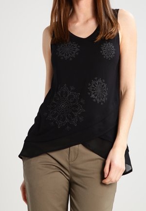 Czarny top bez rękawów z dekoltem w serek, zdobiony misternymi kwiatowymi wzorami o tonacji zbliżonej do koloru tła oraz warstwowym, asymetrycznym dołem.