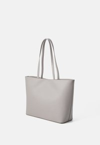 Borsa tote grigia chiara con forma rettangolare semplice, superficie liscia e due manici lunghi. Nessun hardware o motivo visibile.