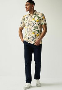 Next STANDARD - Polotričko - neutral floral