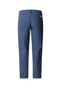 Pantalon bleu marine pour homme vu de dos, avec deux poches passepoilées boutonnées et passants de ceinture sur fond blanc.