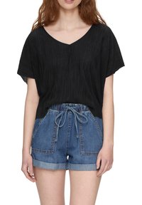 Schwarzes, plissiertes Top mit V-Ausschnitt, kombiniert mit blauen Jeans-Shorts mit umgeschlagenen Säumen und Kordelzugbund. Lässig und entspannte Passform.