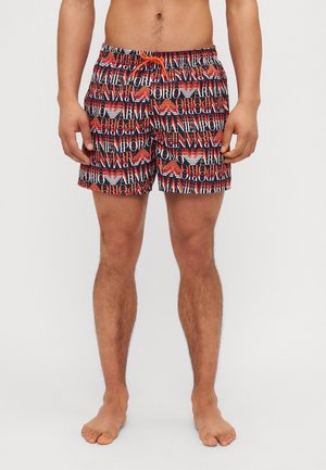Shorts de baño impresos en rojo, negro y blanco. Cuentan con una cintura elástica con un cordón naranja. Patrón de logo repetido en toda la tela.