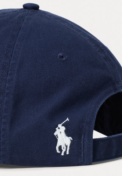 Casquette de baseball en coton bleu marine avec une visière incurvée, ornée d'un logo brodé blanc représentant un joueur à cheval, et d'une sangle ajustable à l'arrière.