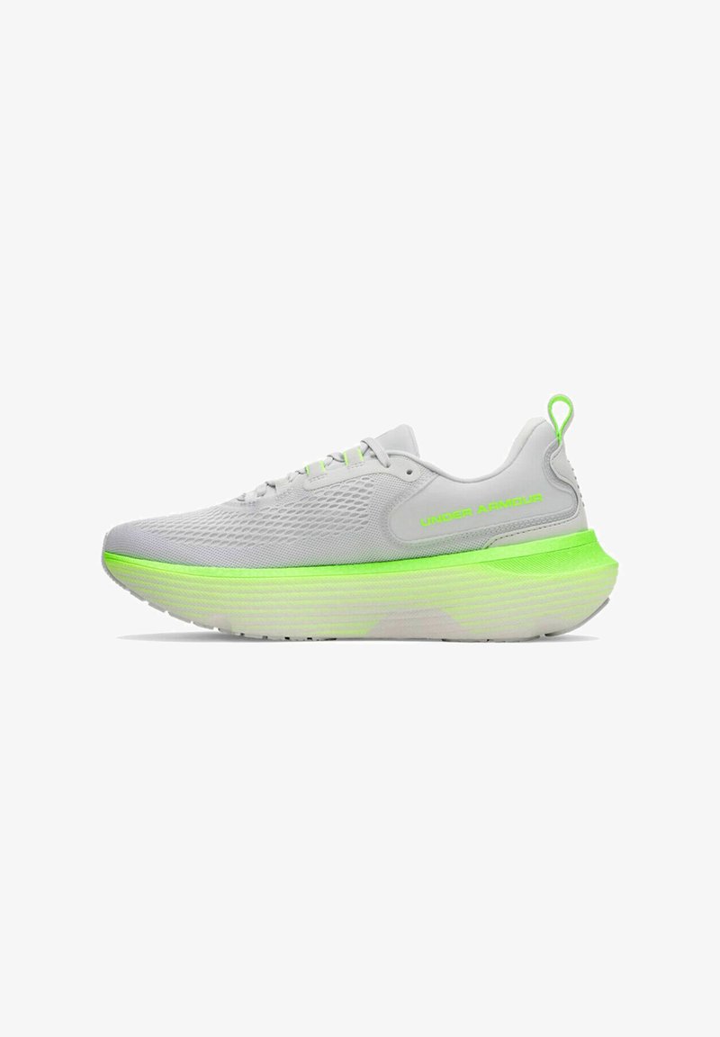 Scarpe da atletica grigio chiaro con tomaia in rete traspirante, dettagli verdi e una suola spessa e testurizzata con una striscia verde luminescente.