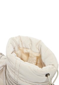 Krémová bota s luxusním, kožešinovým interiérem a nařaseným, polstrovaným límcem. Vybavená stříbrnými tkaničkami a očky pro bezpečné upevnění.