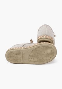 Scarpe in tessuto beige texturizzato con una rifinitura in juta intrecciata e suola in gomma con un grip decorato. Design con punta e tacco arrotondati.