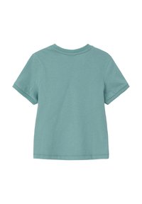 Korte mouwen, ronde hals t-shirt in gedempt teal. Gemaakt van zachte katoen, met een eenvoudige uitstraling en subtiele stiksels langs de zoom.