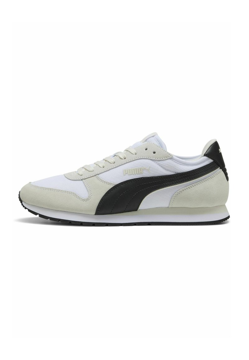 Sneakers Puma z białą siateczkową cholewką, z jasnoszarymi zamszowymi akcentami i czarnym paskiem. Klasyczny niski design z sznurówkami i gumową podeszwą.