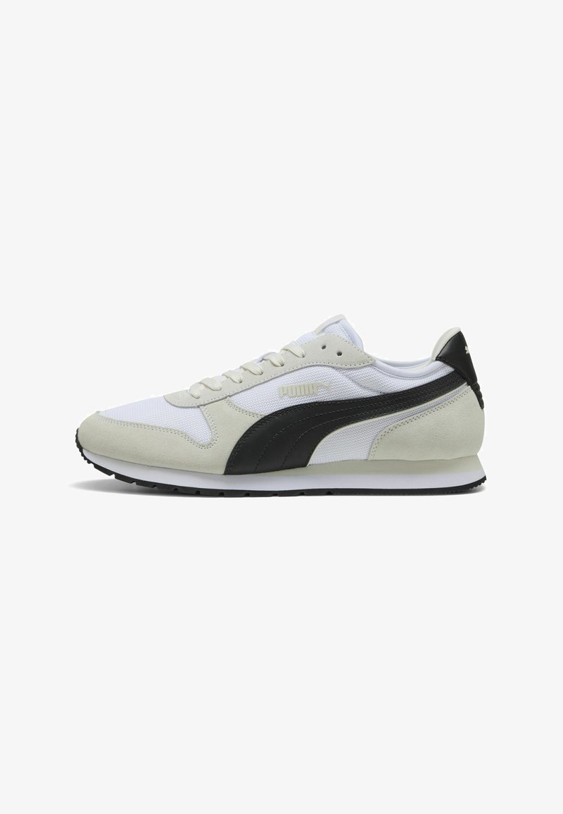 Sneakers Puma z białą siateczkową cholewką, z jasnoszarymi zamszowymi akcentami i czarnym paskiem. Klasyczny niski design z sznurówkami i gumową podeszwą.