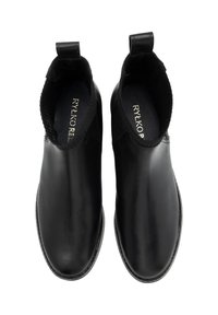 Botas de cuero negro hasta el tobillo con un acabado suave, paneles laterales elásticos y tiradores para ponérselas fácilmente. Detalles de costura alrededor de la suela.