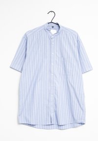 Ljusblå skjorta med kort ärm och vertikala vita ränder, knappstängning, stånnga krage och en enda bröstficka. Slät tygstruktur.