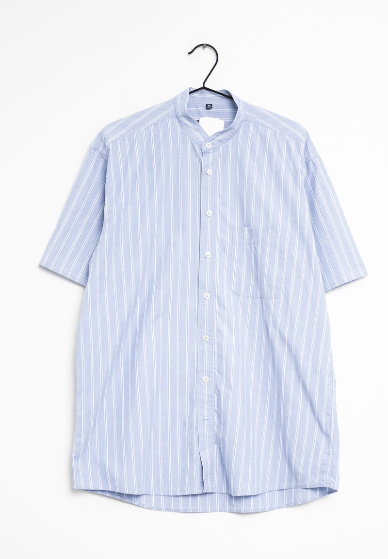 Ljusblå skjorta med kort ärm och vertikala vita ränder, knappstängning, stånnga krage och en enda bröstficka. Slät tygstruktur.
