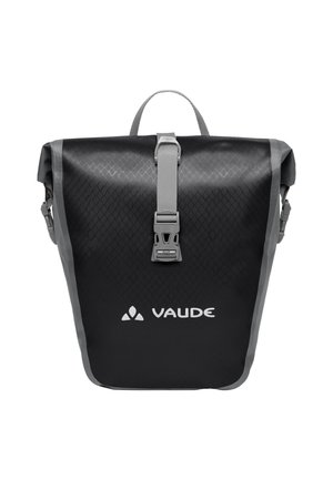 Sac à dos noir étanche avec une texture géométrique, des accents gris, une sangle ajustable et une fermeture à boucle supérieure. Présente le logo "Vaude".