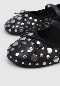 La Strada Bailarinas con hebilla - black