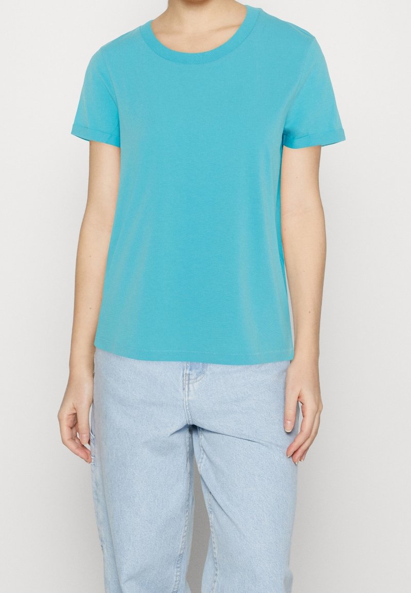 Una maglietta a maniche corte con scollo rotondo di colore azzurro, realizzata in morbido cotone. Presenta una vestibilità rilassata e una texture sottile.
