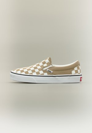 Μπεζ και λευκό slip-on αθλητικό Vans με καρό σχέδιο, λευκή λαστιχένια σόλα, μαύρη ρίγα και κόκκινο λογότυπο Vans στη φτέρνα, εμφανίζεται στο πλάι.