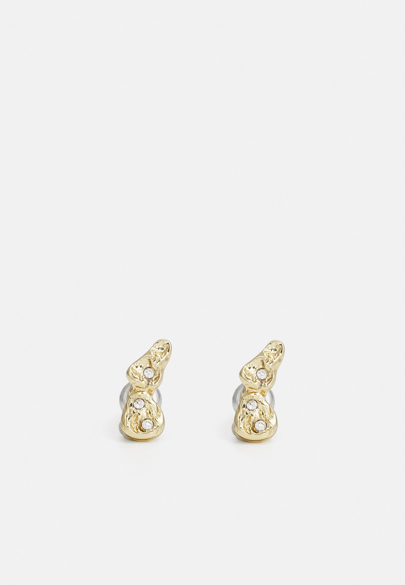 Boucles d'oreilles dorées présentant un design incurvé texturé avec trois pierres précieuses transparentes. Un dos en métal brillant complète l'avant décoratif.