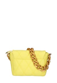 Borsa a tracolla gialla trapuntata con finitura texturizzata, dotata di una catena dorata a maglie grosse e di una chiusura a zip sulla parte superiore.