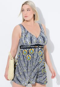Maillot de bain avec une base bleu marine ornée d'un motif de plumes de paon blanches et jaunes, un décolleté en V, et une ceinture noire avec une boucle décorative.