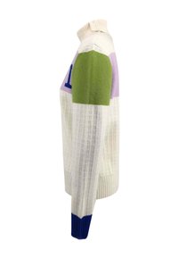 Strickpullover mit hohem Kragen, der grüne, lila und blaue Farbbereiche aufweist. Strukturiertes weißes Oberteil mit gerippten Bündchen.