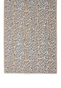 Dywan w panterkę z szarymi plamami na jasnobeżowym tle, z frędzlami na krawędziach i miękką fakturą.