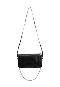 Zwarte leren handtas met een rechthoekige vorm, voorzien van studs langs de randen, een afneembare kettingband en een zachte textuur.