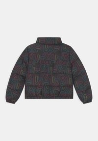 Kurtka puchowa w czarnym nylonie z wielokolorowymi geometrycznymi wzorami. Posiada wysoki kołnierz oraz elastyczne mankiety.