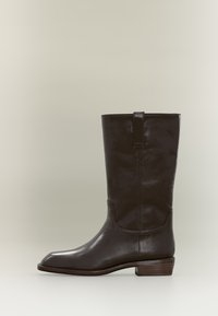 Избран, brown