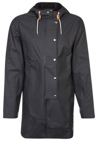 Imperméable noir en matériau imperméable, avec une capuche, des boutons-pression et des accents en corde marron. Forme droite avec des manches longues.