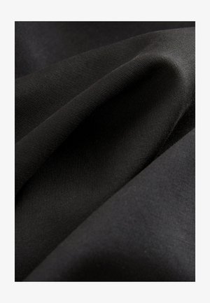 Sort stof med glat tekstur og let glans, der viser draperede folder; har et subtilt ribbemønster, som giver dybde og interesse.