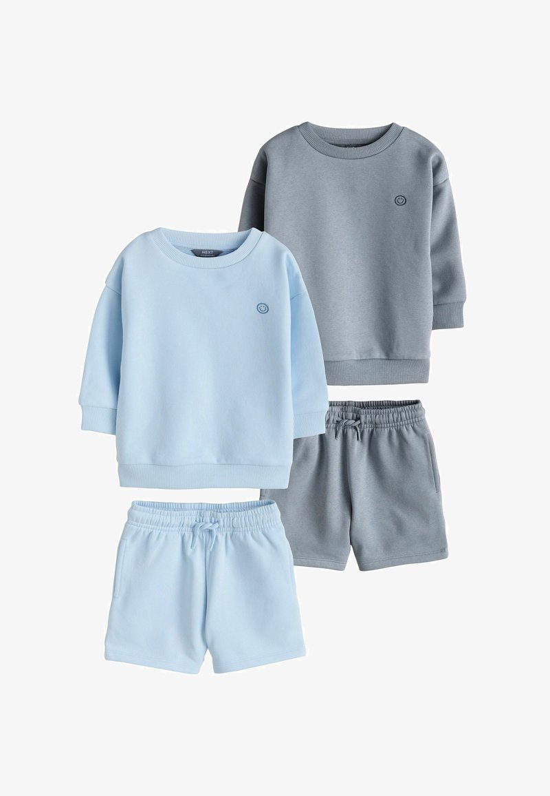 Deux ensembles de sweats à capuche pour tout-petits avec des shorts assortis en bleu clair et gris, chacun avec un petit visage souriant brodé sur la poitrine.