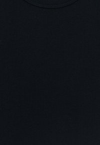 Tissu noir côtelé avec une surface texturée. Présente un col rond, offrant une apparence ajustée dans l'ensemble.