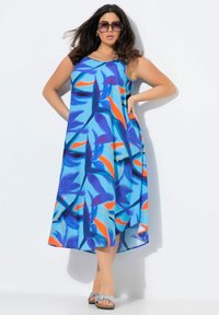 Ärmelloses blaues Kleid mit Blumenmuster in Blau-, Orange- und lila-Tönen; aus leichtem Stoff, knielang.