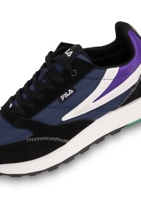 Sneaker da uomo con tomaia in rete blu navy, accenti in suede nera, dettagli bianchi e viola, e suola spessa nera e verde. Logo Fila visibile.