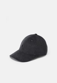 Gorra de béisbol de pana negra con una visera estructurada, que presenta costuras sutiles y agujeros de ventilación en la parte superior.