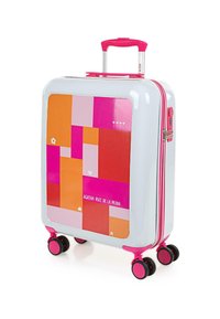 Maleta rígida con una superficie blanca brillante, acentos en rosa y un diseño geométrico colorido que presenta cuadrados en naranja, rosa y rojo.