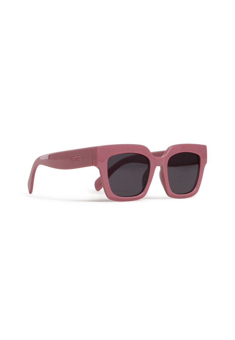 Gafas de sol de plástico rosa con montura cuadrada, lentes oscuros y brazos laterales con el nombre de la marca. Textura suave con acabado brillante.