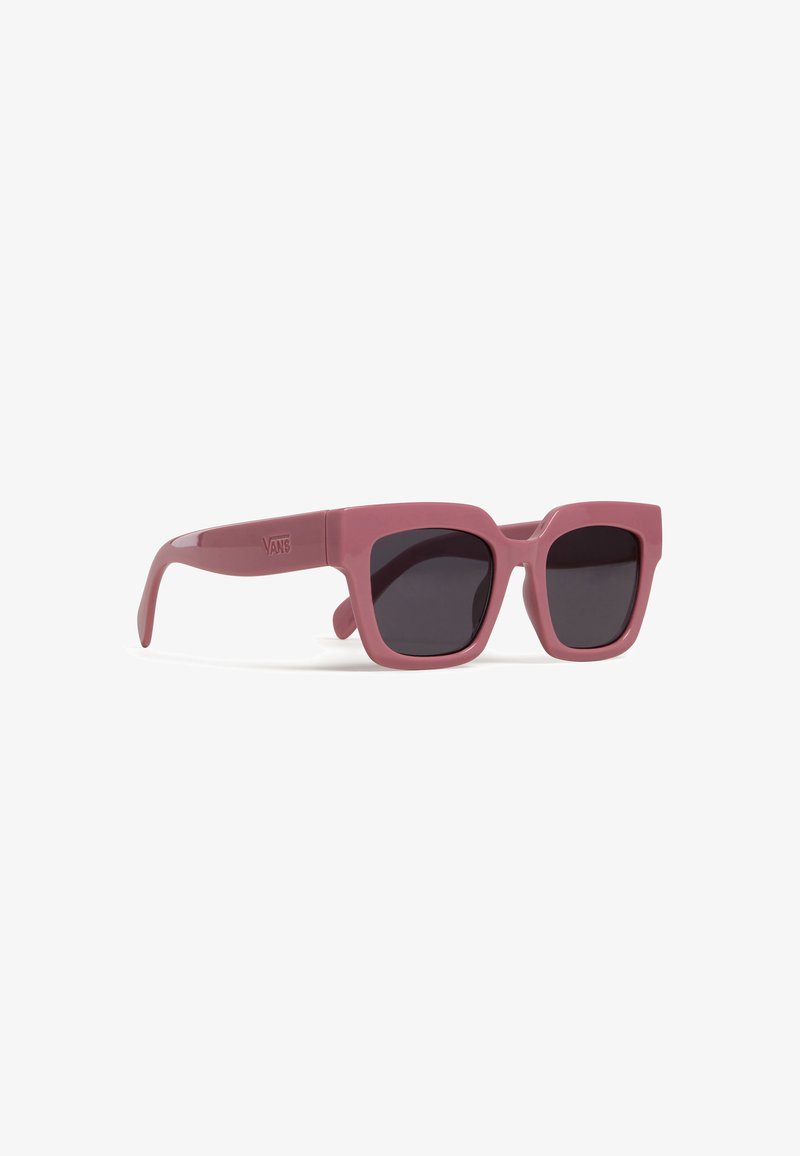 Lunettes de soleil en plastique rose avec des montures carrées, des verres sombres et des branches portant le nom de la marque. Texture lisse avec une finition brillante.