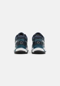 Salomon XT-PATHWAY UNISEX - Tenisky - carbon/deep dive/white