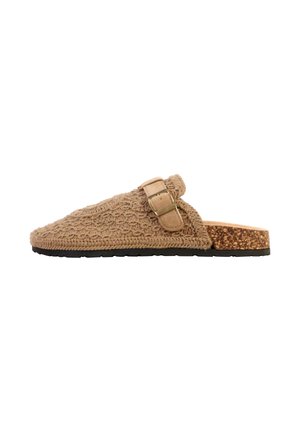 Sabot marron tissé à enfiler avec bride à boucle réglable et semelle intérieure à texture liège, vu de côté sur fond blanc.