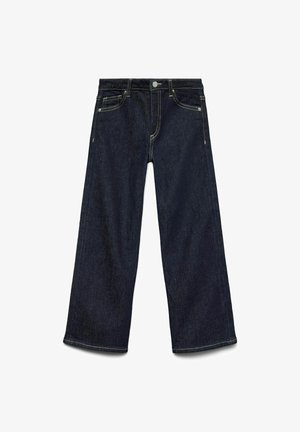 Sötét farmer bőszárú nadrág magas derékkal, öt zsebbel, kontrasztos steppelésekkel és gombos zárással. Simaság és minimalista dizájn jellemzi.